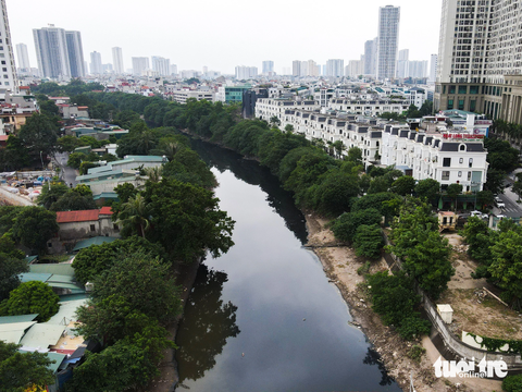 Mục sở thị ô nhiễm trầm trọng ở sông Nhuệ, sông Đáy khiến dân ‘kêu trời’ - Ảnh 6. Dòng nước sông Nhuệ đen kịt chảy qua địa bàn quận Hà Đông (Hà Nội)