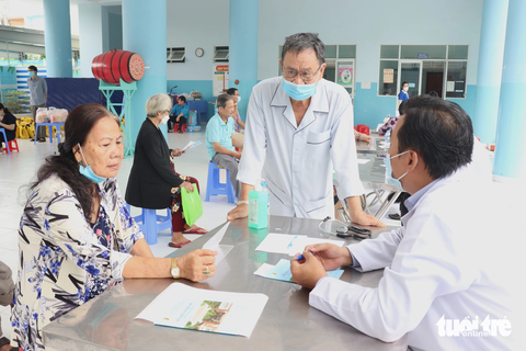 khám sức khỏe miễn phí - Ảnh 3. Bà Châu Thị Hiền (73 tuổi, ngụ phường 5, quận 8) được người thân đưa đến chương trình để khám sức khỏe tổng quát dù chân bị chấn thương sau khi tự té cầu thang cách đây 6 ngày - Ảnh: X.MAI