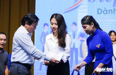 Tiếp sức đến trường khu vực Quảng Nam - Đà Nẵng: Dù khó khăn đến đâu cũng đừng bỏ cuộc - Ảnh 23. Trao học bổng cho tân sinh viên Quảng Nam - Đà Nẵng - Ảnh: TẤN LỰC