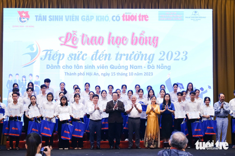 Tiếp sức đến trường khu vực Quảng Nam - Đà Nẵng: Dù khó khăn đến đâu cũng đừng bỏ cuộc - Ảnh 26. Tân sinh viên nhận học bổng Tiếp sức đến trường 2023 chụp ảnh lưu niệm cùng ban tổ chức, các đại biểu, nhà tài trợ - Ảnh: TẤN LỰC