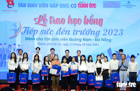 Tiếp sức đến trường khu vực Quảng Nam - Đà Nẵng: Dù khó khăn đến đâu cũng đừng bỏ cuộc - Ảnh 25. Tân sinh viên nhận học bổng Tiếp sức đến trường 2023 chụp ảnh lưu niệm cùng ban tổ chức, các đại biểu, nhà tài trợ - Ảnh: TẤN LỰC