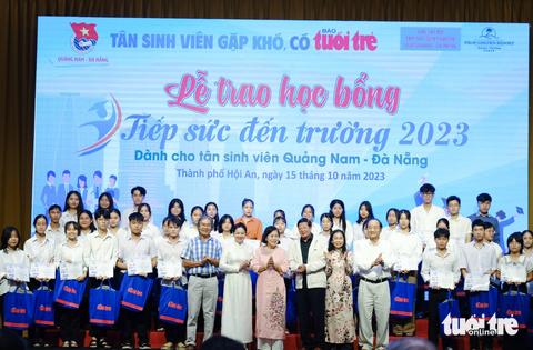 Tiếp sức đến trường khu vực Quảng Nam - Đà Nẵng: Dù khó khăn đến đâu cũng đừng bỏ cuộc - Ảnh 24. Tân sinh viên nhận học bổng Tiếp sức đến trường 2023 chụp ảnh lưu niệm cùng ban tổ chức, các đại biểu, nhà tài trợ - Ảnh: TẤN LỰC