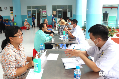 khám sức khỏe miễn phí - Ảnh 5. Bác sĩ Viện Y dược học dân tộc TP.HCM ghi nhận đa phần người dân gặp các bệnh lý tim mạch và các triệu chứng hậu COVID-19 như mất ngủ, chóng mặt, hồi hộp, lo lắng... - Ảnh: X.MAI
