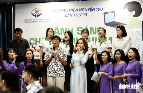 Mang ánh sáng đến cho người khiếm thị - Ảnh 4. Đội Văn nghệ CLB Về Với Quê Mình đang trình bày ca khúc "Để gió cuốn đi"