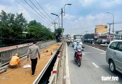 Mở rộng 'nút thắt cổ chai' ở quốc lộ 13 TP Thủ Đức - Ảnh 1. Cầu Ông Dầu (quốc lộ 13, TP Thủ Đức) đang được mở rộng thêm một làn đường (ghi nhận ngày 14-10) - Ảnh: CHÂU TUẤN