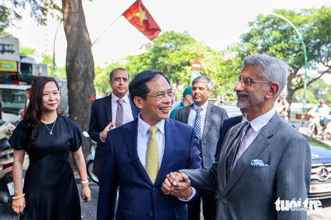 Ngoại trưởng Ấn Độ S.Jaishankar thăm cây bồ đề linh thiêng tại chùa Trấn Quốc - Ảnh 1. Bộ trưởng Bùi Thanh Sơn giới thiệu về lịch sử ngôi chùa, cũng như vị trí đặc biệt của chùa Trấn Quốc trong sự hình thành và phát triển của Phật giáo Việt Nam