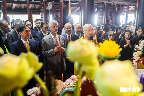 Ngoại trưởng Ấn Độ S.Jaishankar thăm cây bồ đề linh thiêng tại chùa Trấn Quốc - Ảnh 3. Hai bộ trưởng thắp hương tại chính điện chùa Trấn Quốc, do là mùng 1 âm lịch nên có khá đông phật tử đến làm lễ tại chùa