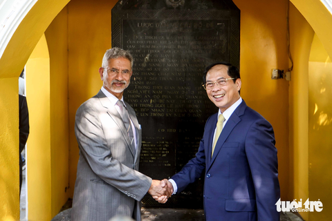 Ngoại trưởng Ấn Độ S.Jaishankar thăm cây bồ đề linh thiêng tại chùa Trấn Quốc - Ảnh 9. Bộ trưởng Bộ Ngoại giao Bùi Thanh Sơn bắt tay Ngoại trưởng Ấn Độ S. Jaishankar trước bia đá lược dẫn về cây bồ đề. Ngoại trưởng Ấn Độ S. Jaishankar đã cảm ơn sự tiếp đón của Bộ trưởng Bộ Ngoại giao Bùi Thanh Sơn, trụ trì cùng tăng ni, phật tử chùa Trấn Quốc. Ông mong rằng Phật giáo Ấn Độ - Việt Nam luôn tăng cường giao lưu, hợp tác vì hòa bình, thịnh vượng của hai quốc gia