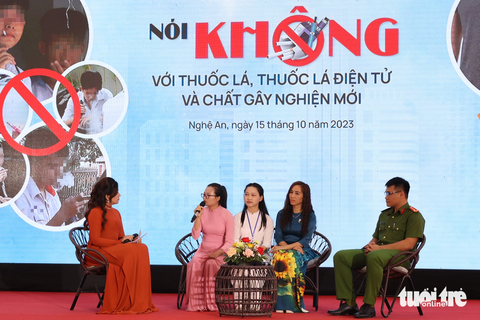 Vì sao học sinh ngày càng 'mê' hút thuốc lá điện tử? - Ảnh 1. Các khách mời trao đổi tại tọa đàm - Ảnh: DOÃN HÒA