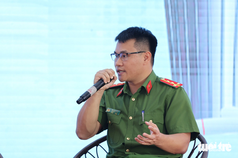 Vì sao học sinh ngày càng 'mê' hút thuốc lá điện tử? - Ảnh 2. Đại úy Trần Văn Thắng chia sẻ việc gia tăng tỉ lệ học sinh hút thuốc lá điện tử, trong đó có cả nữ sinh - Ảnh: DOÃN HÒA
