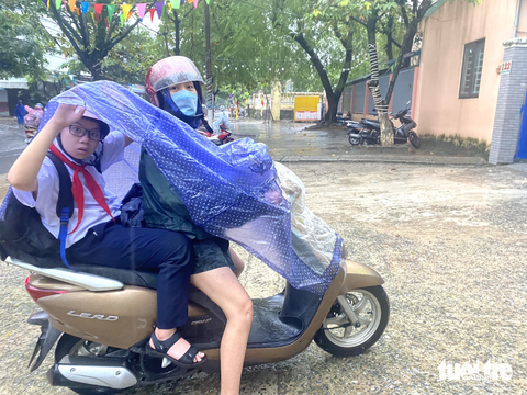 Tất bật dọn trường sau lụt, học sinh Đà Nẵng tiếp tục nghỉ học - Ảnh 1. Học sinh Đà Nẵng tiếp tục nghỉ học ngày 16-10 - Ảnh: ĐOÀN NHẠN