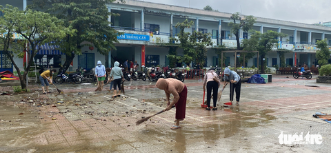 Tất bật dọn trường sau lụt, học sinh Đà Nẵng tiếp tục nghỉ học - Ảnh 3. Thầy cô Trường tiểu học Hồng Quang (quận Liên Chiểu) dọn dẹp trường sau khi nước rút - Ảnh: A.Đ.