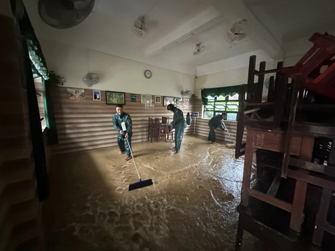 Tất bật dọn trường sau lụt, học sinh Đà Nẵng tiếp tục nghỉ học - Ảnh 4. Bùn non tràn vào phòng học đang được dọn đẹp - Ảnh: V.H.