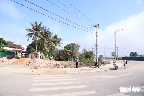 Xin điều chỉnh 2 điểm di tích quốc gia chúa Nguyễn do bị… xâm lấn - Ảnh 1. Điểm di tích quốc gia Bãi Trận bị đường tránh thành phố Đông Hà xâm lấn - Ảnh: HOÀNG TÁO