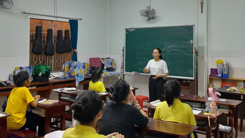 Giúp những bông hồng nhỏ thêm tươi đẹp - Ảnh 1. Nguyễn Thị Kiều dạy học tại mái ấm - Ảnh: B.H.