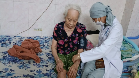 Giúp những bông hồng nhỏ thêm tươi đẹp - Ảnh 2. Nguyễn Thị Thu Thảo, sinh viên ngành y học cổ truyền (Trường đại học Hòa Bình, Hà Nội), người nhận học bổng của quỹ, đi phục vụ cộng đồng - Ảnh: B.H.