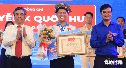 Bí thư Đoàn TP.HCM chiến thắng bí thư Đoàn cơ sở giỏi toàn quốc - Ảnh 1. Phó bí thư Thành ủy TP.HCM Nguyễn Phước Lộc (bìa trái) và Bí thư thứ nhất Trung ương Đoàn Bùi Quang Huy (bìa phải) trao giải nhất cho bí thư Nguyễn Khắc Quốc Huy (TP.HCM) - Ảnh: CÔNG TRIỆU