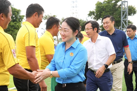 Công đoàn Bình Dương 2 vô địch Giải bóng đá công nhân toàn quốc khu vực Bình Dương - Ảnh 12. Bà Nguyễn Kim Loan - chủ tịch Liên đoàn Lao động Bình Dương, ông Trần Xuân Toàn - phó tổng biên tập báo Tuổi Trẻ, ông Cao Văn Chóng - phó giám đốc Sở Văn hóa - Thể thao và Du lịch Bình Dương bắt tay chúc mừng và cảm ơn các trọng tài, cầu thủ tham dự giải - Ảnh: HỮU HẠNH