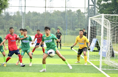 Giải vô địch bóng đá công nhân toàn quốc 2023, khu vực Bình Dương: Khó khăn nhường bước cho đam mê - Ảnh 4. Các cầu thủ công nhân tranh tài tại giải vô địch bóng đá công nhân toàn quốc 2023 vòng loại Bình Dương - Ảnh: HỮU HẠNH