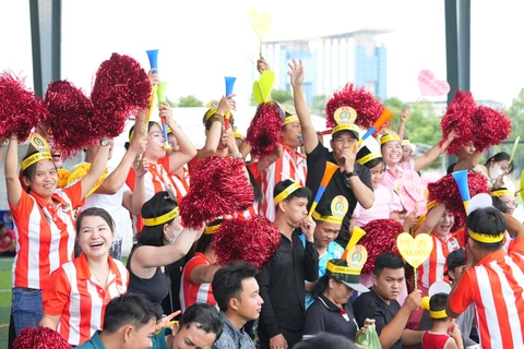 Công đoàn Bình Dương 2 vô địch Giải bóng đá công nhân toàn quốc khu vực Bình Dương - Ảnh 3. Đông đảo cổ động viên đến cổ vũ trận chung kết - Ảnh: HỮU HẠNH