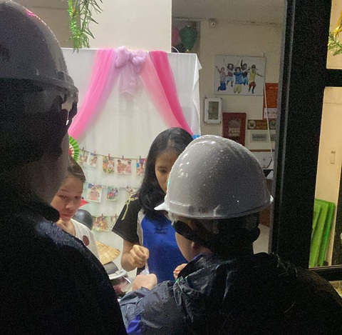 Người dân chia nhau từng suất cơm, chỗ ngủ ở vùng ngập lụt - Ảnh 5. Nhóm tình nguyện viên Chuyến xe vạn tình 0 đồng Đà Nẵng đưa cơm tận nhà cho một gia đình bị ngập - Ảnh: T.H.
