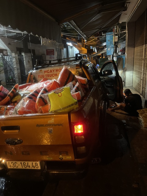 Người dân chia nhau từng suất cơm, chỗ ngủ ở vùng ngập lụt - Ảnh 7. Xe cứu hộ của nhóm Chuyến xe vạn tình 0 đồng Đà Nẵng túc trực cứu hộ người dân vùng ngập - Ảnh: T.H.