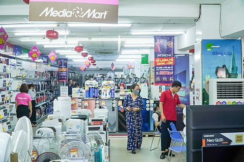 Doanh nghiệp đặt cược vào sức mua cuối năm - Ảnh 5. Nhóm hàng điện tử, đồ gia dụng có sức mua chậm nên các nhà sản xuất, phân phối đưa ra nhiều chương trình khuyến mãi, kích cầu giảm giá trực tiếp vào sản phẩm - Ảnh: N.KH.