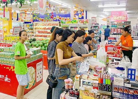 Doanh nghiệp đặt cược vào sức mua cuối năm - Ảnh 2. Doanh nghiệp mong muốn có nhiều chính sách hỗ trợ để có thêm nguồn lực thực hiện các chương trình khuyến mãi, kích cầu mua sắm cuối năm. Trong ảnh: siêu thị BRG Mart Hải Dương - Ảnh: N.KH.