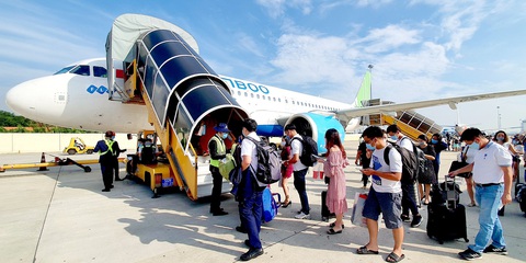 Nhiều hãng bay giảm tần suất khai thác - Ảnh 1. Hành khách đi máy bay của Bamboo Airways từ sân bay Tân Sơn Nhất - Ảnh: C.TRUNG