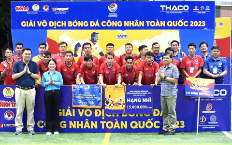 Công đoàn Bình Dương 2 vô địch Giải bóng đá công nhân toàn quốc khu vực Bình Dương - Ảnh 8. Ông Cao Văn Chóng (bìa trái) - phó giám đốc Sở Văn hóa - Thể thao và Du lịch Bình Dương, bà Nguyễn Kim Loan (áo xanh) - Chủ tịch Liên đoàn Lao động tỉnh Bình Dương, ông Giang Quốc Dũng (bìa phải) - Phó Tổng giám đốc Becamex IDC trao thưởng cho đội hạng nhì Công đoàn Bình Dương 3 - Ảnh: HỮU HẠNH
