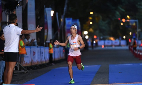 Lê Thị Tuyết vô địch Giải marathon quốc tế di sản Hà Nội 2023 - Ảnh 3. Nhà vô địch quốc gia Hoàng Nguyên Thanh về thứ 3 nội dung marathon nam tại giải - Ảnh: HMH
