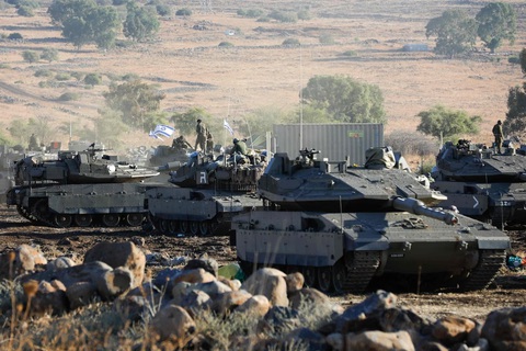 Dải Gaza: Khoảng 300 người chết chỉ trong vòng 24 giờ - Ảnh 1. Xe tăng chiến đấu Merkava chủ lực của Lực lượng Phòng vệ Israel (IDF) ở miền bắc nước này, giáp biên giới Lebanon sáng 15-10 - Ảnh: WASHINGTON POST