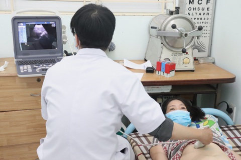 khám sức khỏe miễn phí - Ảnh 4. Người dân được siêu âm tại chương trình - Ảnh: X.MAI