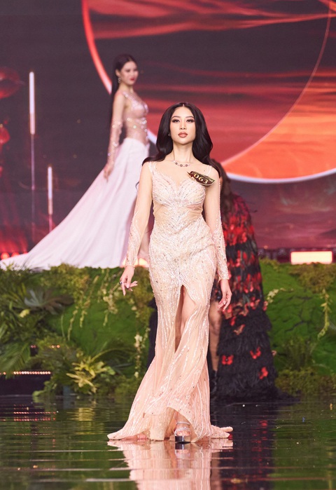 Du học sinh Mỹ - Đỗ Thị Lan Anh đăng quang Miss Earth Vietnam 2023 - Ảnh 3. Tân Hoa hậu Trái đất Việt Nam 2023 trong phần trình diễn trang phục dạ hội