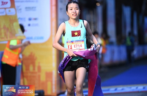 Lê Thị Tuyết vô địch Giải marathon quốc tế di sản Hà Nội 2023 - Ảnh 1. Lê Thị Tuyết vô địch giải marathon di sản Hà Nội ngày 15-10 - Ảnh: HMH