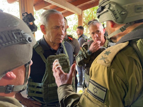 Thủ tướng Israel Netanyahu trao đổi với lính bộ binh, ngày 14-10 - Ảnh: X (TWITTER) Thủ tướng Israel Netanyahu trao đổi với lính bộ binh, ngày 14-10 - Ảnh: X (TWITTER)