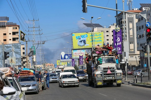 35.000 người Palestine chen chân tị nạn tại bệnh viện lớn nhất Dải Gaza - Ảnh 1. Những chiếc xe chất đầy chăn nệm cùng các đồ dùng cần thiết lũ lượt rời khỏi miền bắc Dải Gaza hôm 13-10 - Ảnh: NEW YORK TIMES
