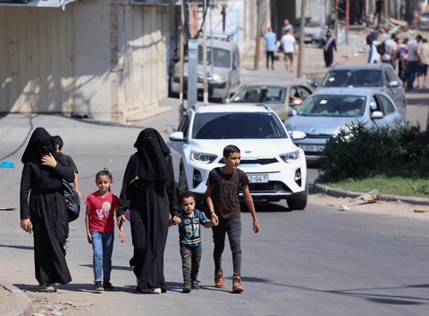 35.000 người Palestine chen chân tị nạn tại bệnh viện lớn nhất Dải Gaza - Ảnh 4. Phần đông người Palestine ở khu vực này đều rất nghèo và không có ô tô nên nhiều người phải chọn di tản bằng taxi, xe buýt hay thậm chí là đi bộ - Ảnh: AL JAZEERA