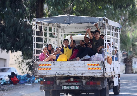 35.000 người Palestine chen chân tị nạn tại bệnh viện lớn nhất Dải Gaza - Ảnh 5. Các trại tị nạn ở phía bắc Gaza như Shati hay Jabaliya là một trong những nơi đông dân nhất thế giới, với hơn 50.000 người trên mỗi km vuông. Vì thế, việc sơ tán toàn bộ người dân trong một khoảng thời gian ngắn là vô cùng khó khăn - Ảnh: AL JAZEERA