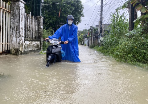 Nhiều nơi ở Quảng Nam ngập nước, dân di tản, cho học sinh nghỉ học - Ảnh 5. Nước ngập sâu gây khó khăn cho việc đi lại của người dân - Ảnh: LÊ TRUNG