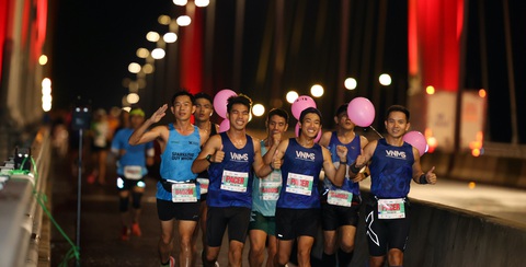 Check-in đường chạy chuẩn quốc tế tại giải Marathon đất sen hồng - Ảnh 1. Khi trời còn chưa sáng, những tốp vận động viên đầu tiên đã chinh phục cầu Cao Lãnh - Ảnh: Đ.TUYẾT