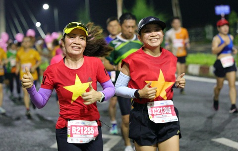 Check-in đường chạy chuẩn quốc tế tại giải Marathon đất sen hồng - Ảnh 2. Những vận động viên nữ hào hứng với giải chạy - Ảnh: Đ.TUYẾT