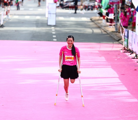 Check-in đường chạy chuẩn quốc tế tại giải Marathon đất sen hồng - Ảnh 5. Chị Nguyễn Thị Minh Tâm - cô giáo khuyết tật được nhiều người biết đến như người truyền cảm hứng sống tích cực. Đây là lần thứ hai chị tham gia Giải marathon Đất sen hồng - Ảnh: Đ.TUYẾT
