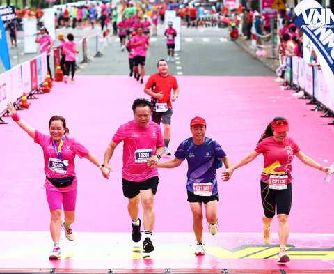 Check-in đường chạy chuẩn quốc tế tại giải Marathon đất sen hồng - Ảnh 4. Thảm hồng đón các vận động viên về đích - Ảnh: Đ.TUYẾT