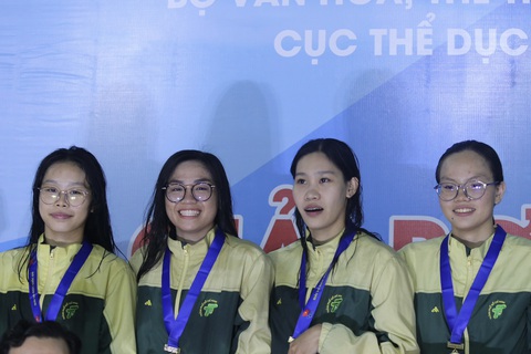 TP.HCM đứng hạng 3 chung cuộc Giải bơi vô địch quốc gia 2023 - Ảnh 1. Các VĐV của TP.HCM giành huy chương vàng nội dung tiếp sức 4 x 200m tự do nữ tối 15-10 - Ảnh: ĐỨC KHUÊ