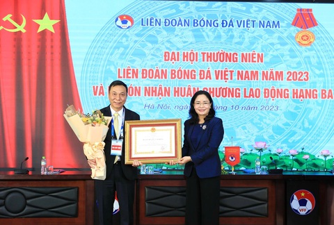 VFF đặt mục tiêu đội tuyển Việt Nam lọt vào vòng loại thứ 3 World Cup 2026 - Ảnh 4. Chủ tịch VFF Trần Quốc Tuấn vinh dự được nhận Huân chương Lao động hạng ba - Ảnh: VFF