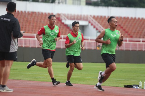 Trọng tài Việt Nam sẵn sàng cho mùa giải 2023-2024 - Ảnh 1. Các trọng tài kiểm tra thể lực trên sân Thống Nhất sáng 15-10 - Ảnh: VFF