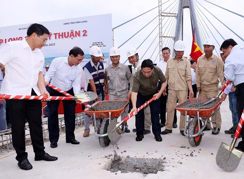 Lại mơ về cầu Mỹ Thuận - Ảnh 2. Thủ tướng Phạm Minh Chính và các đại biểu thực hiện nghi lễ hợp long cầu Mỹ Thuận 2 - Ảnh: TTXVN