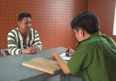Tài xế ô tô tông hàng loạt xe máy bị công an tạm giữ để điều tra - Ảnh: B.SƠN Tài xế ô tô tông hàng loạt xe máy bị công an tạm giữ để điều tra - Ảnh: B.SƠN