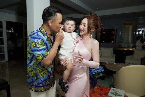 Diễn viên Chi Bảo hạnh phúc bên vợ và con trai Diễn viên Chi Bảo hạnh phúc bên vợ và con trai. Anh thường hài hước gọi con trai là "đại ca"